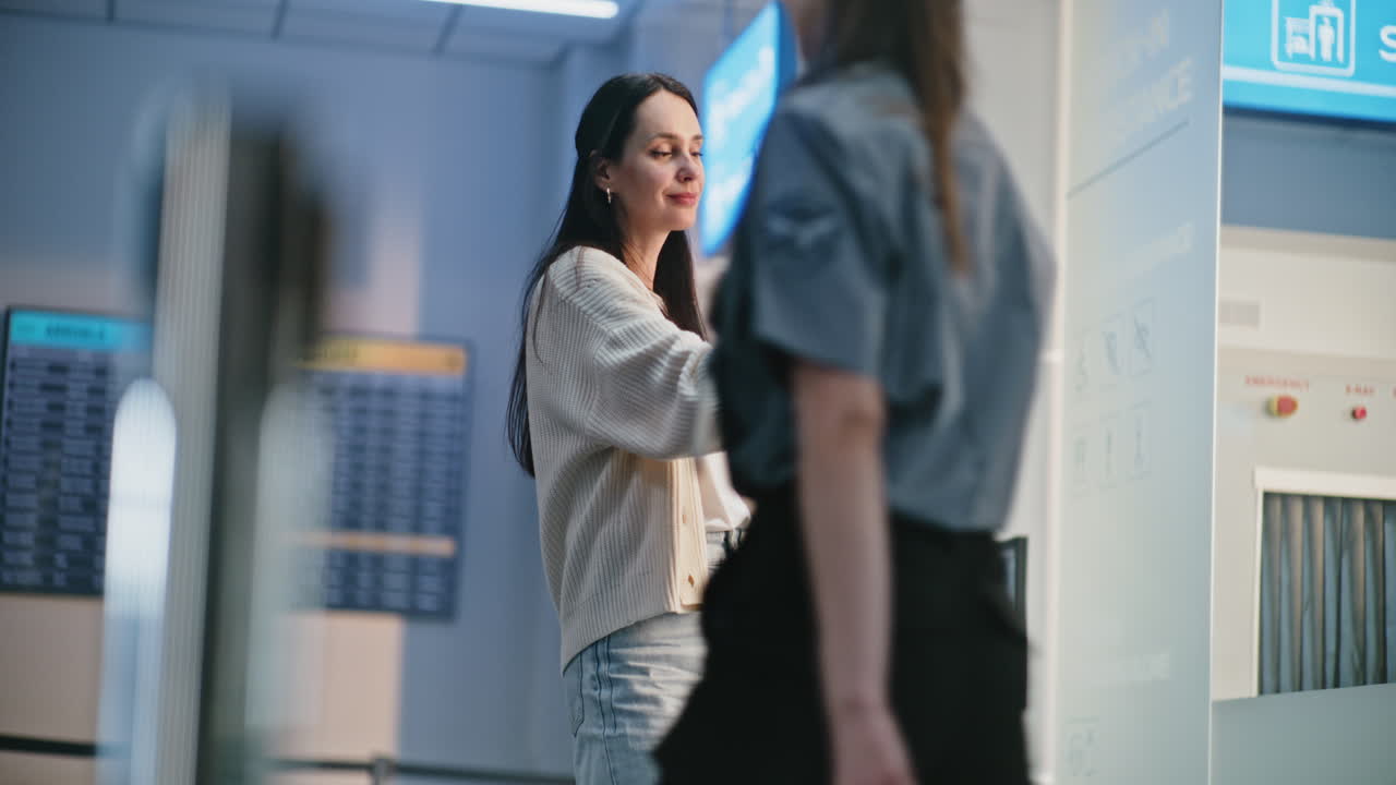 공항에서 셀피를 찍는 여자