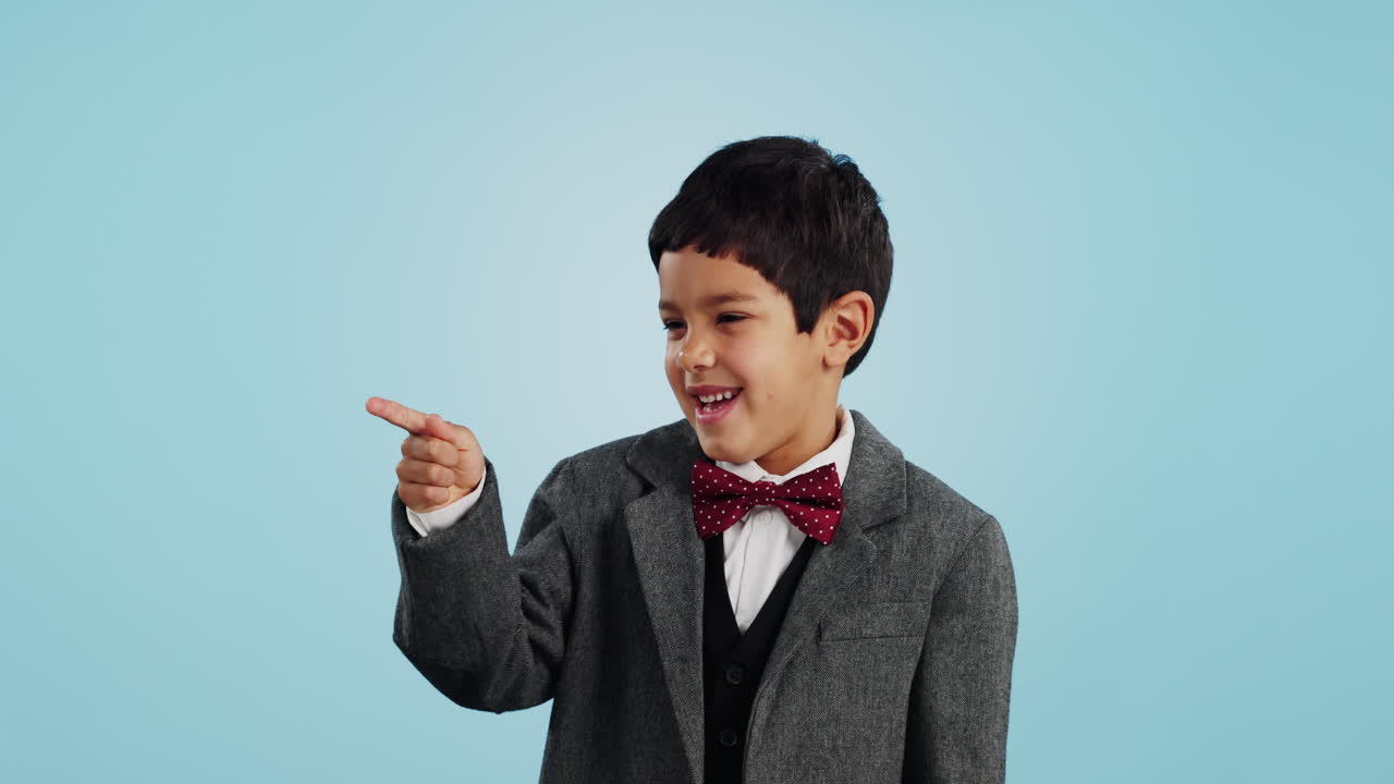 포인팅, 얼굴 또는 행복한 아이를 제안하기 위해 스튜디오에