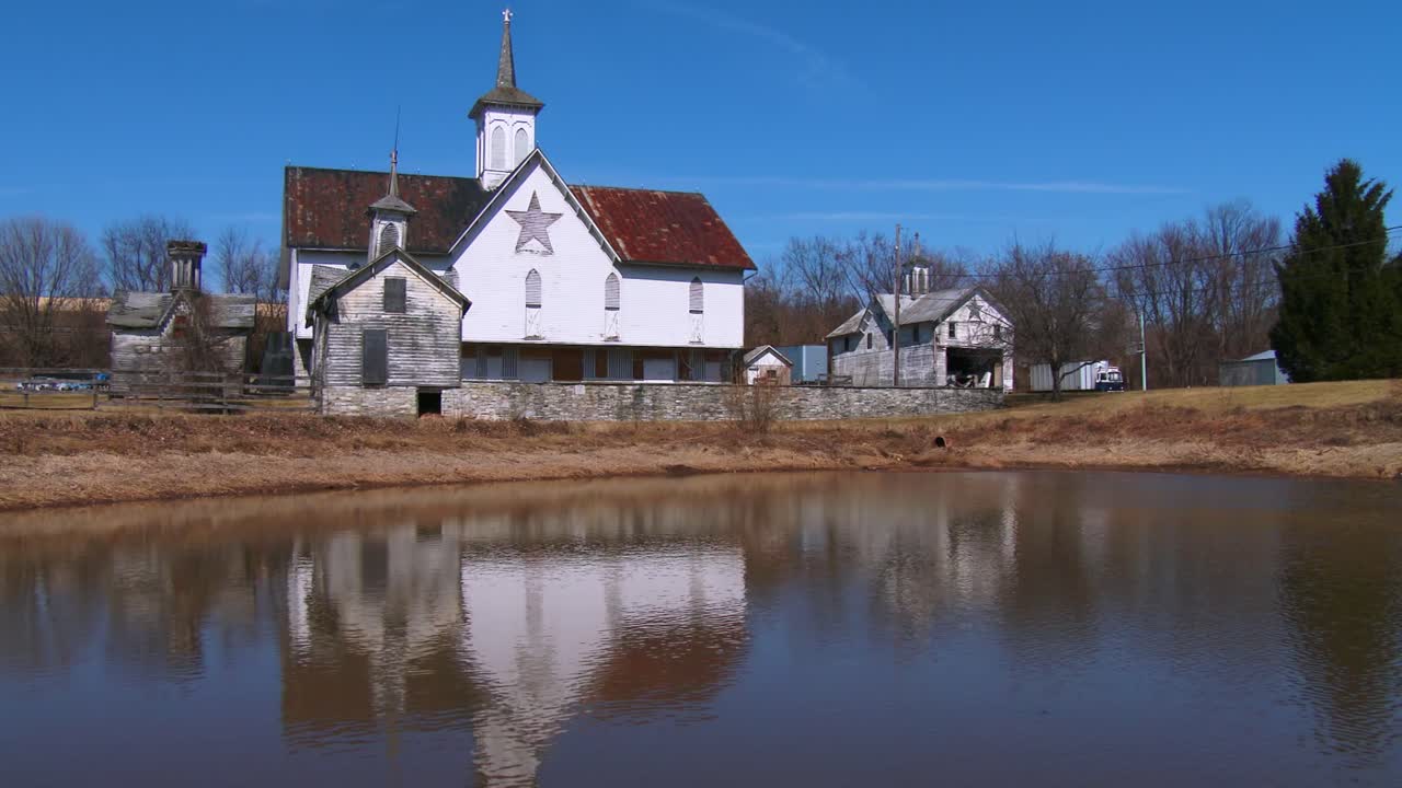 un granero de estilo amish blanco en la zona rural de pensilvania