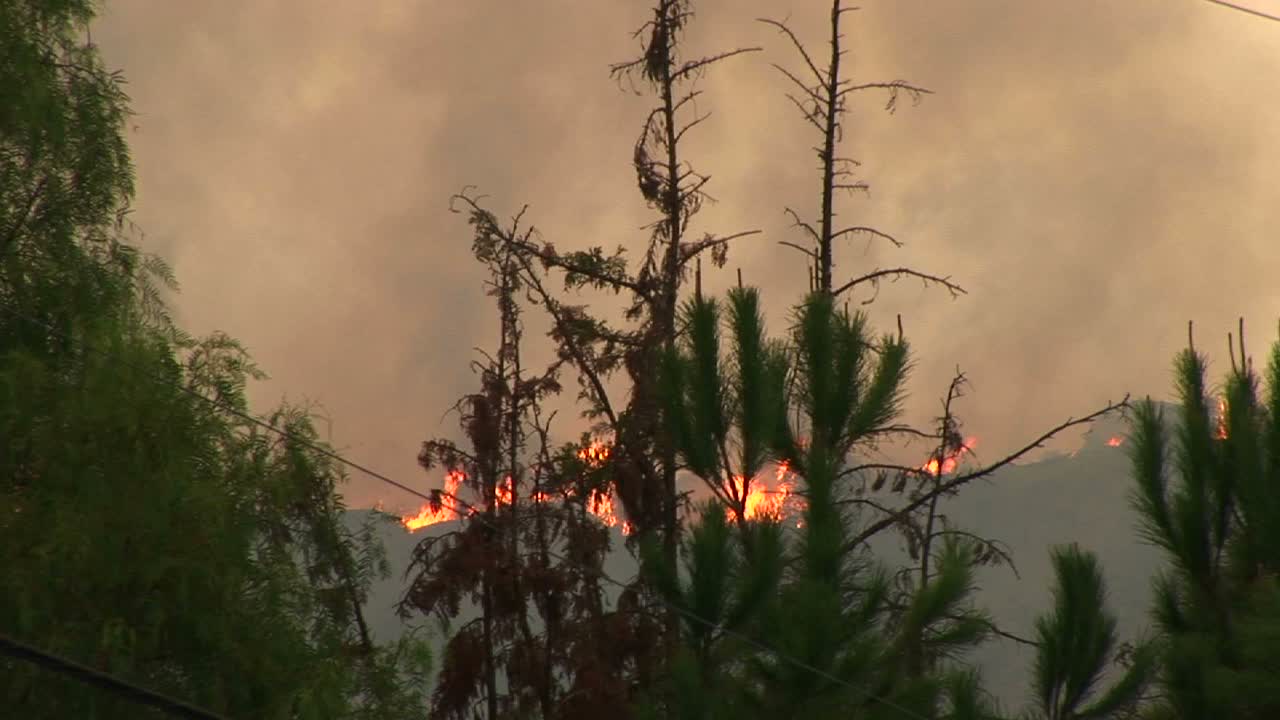 남부 캘리포니아의 산등성이 꼭대기에서 타는 산불의 긴 샷