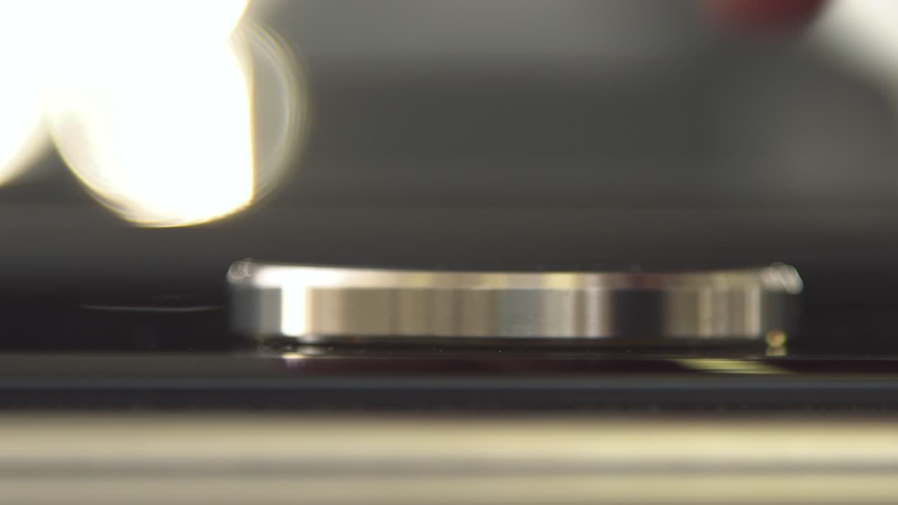 손가락이 터치 스크린을 만지는 것