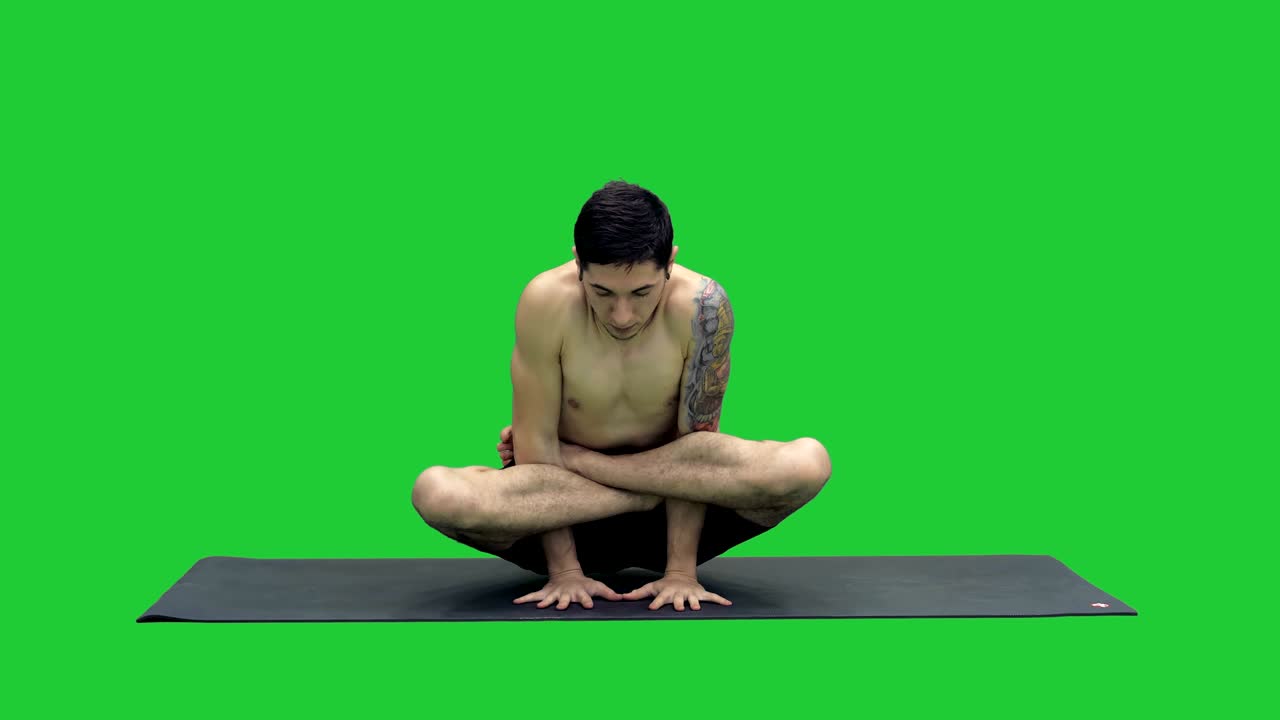 practicando ejercicios de yoga en la postura de escala - tolasana en una pantalla verde, llave de croma