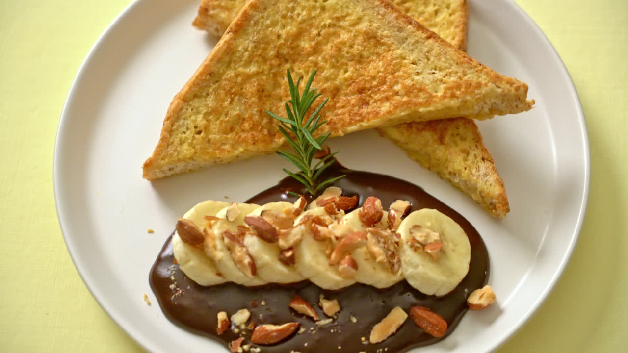 아침 식사로 바나나 초콜릿과 아몬드를 곁들인 프렌치 토스트
