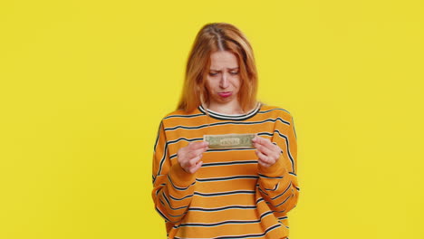 mujer rubia pobre cantidad insuficiente de dinero sosteniendo un billete de un dólar bancarrota pobreza