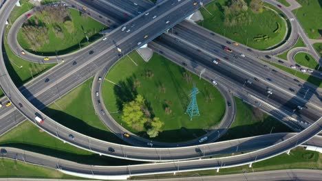 Vista-Aérea-De-Una-Intersección-De-Autopistas-Con-Senderos-De-Tráfico-En-Moscú.