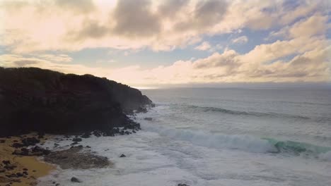 Schöne-Antenne-über-Wellen,-Die-Auf-Kaiaka-Rock-Molokai-Hawaii-Krachen