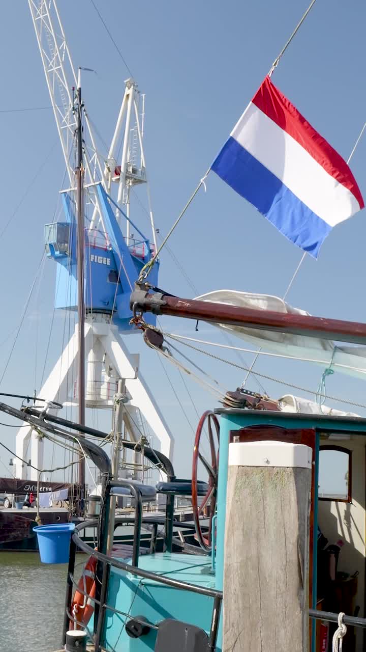 크레인과 발이 있는 네덜란드 항구