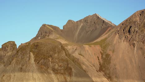primer plano de la cordillera de vestahorn - sur de islandia tiro de mano de 4k