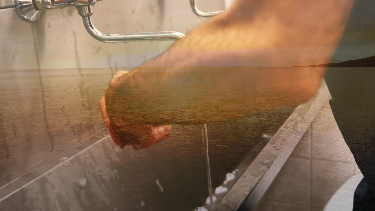 Animation af en mand, der står ved en vask og vasker hænder med sæbe