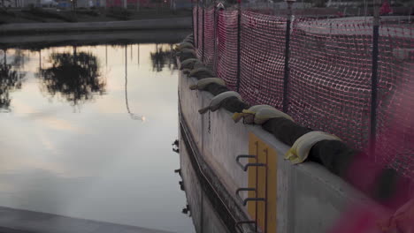 Kanal-In-Tempe,-Arizona-In-Der-Abenddämmerung-In-Der-Stadt-Mit-Sandsäcken