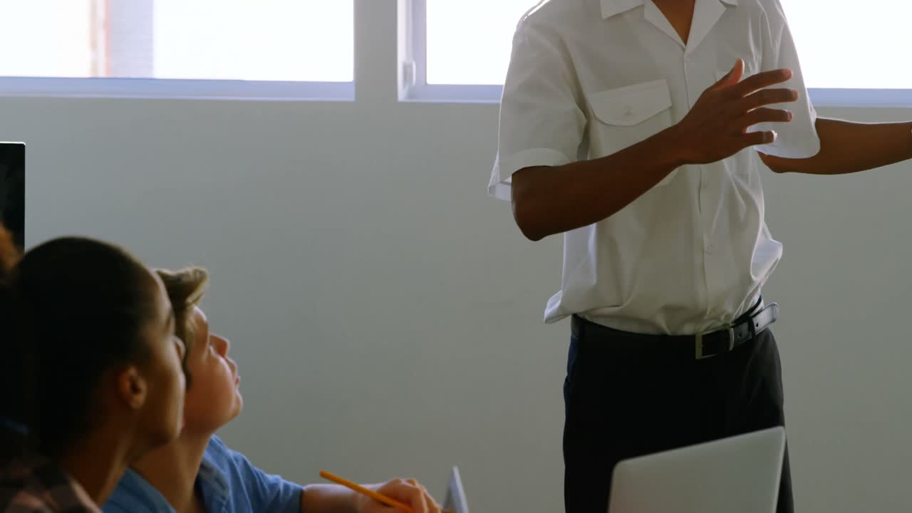 entrenamiento de pilotos masculinos sobre paneles solares para niños 4k