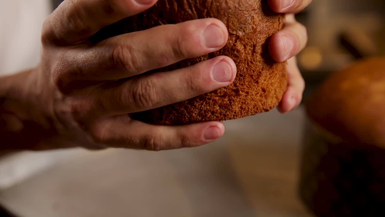 한  을 들고 있는