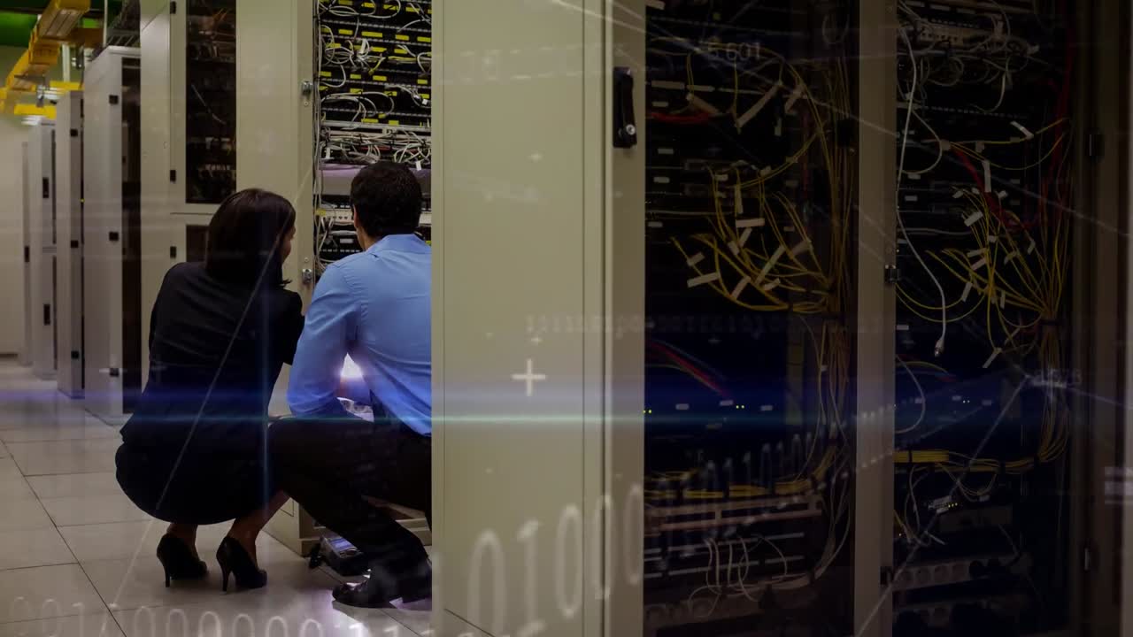 trabajadores que trabajan en la sala de servidores de vídeo