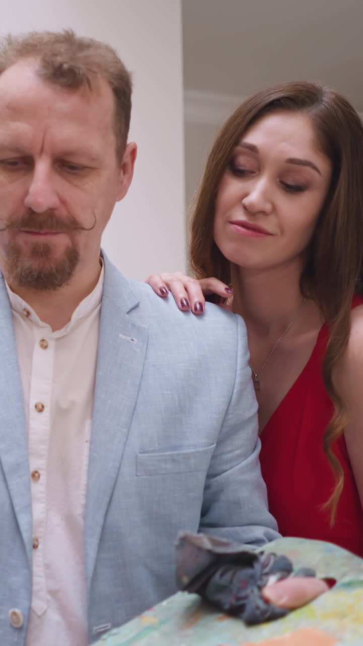 modelo y maestro de arte forjan un vínculo único. la mujer crea una conexión tierna e íntima compartiendo un momento de colaboración artística. atmósfera serena