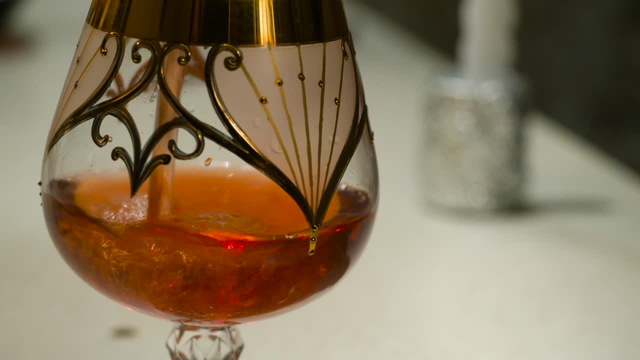 장식 된 은 와인 컵