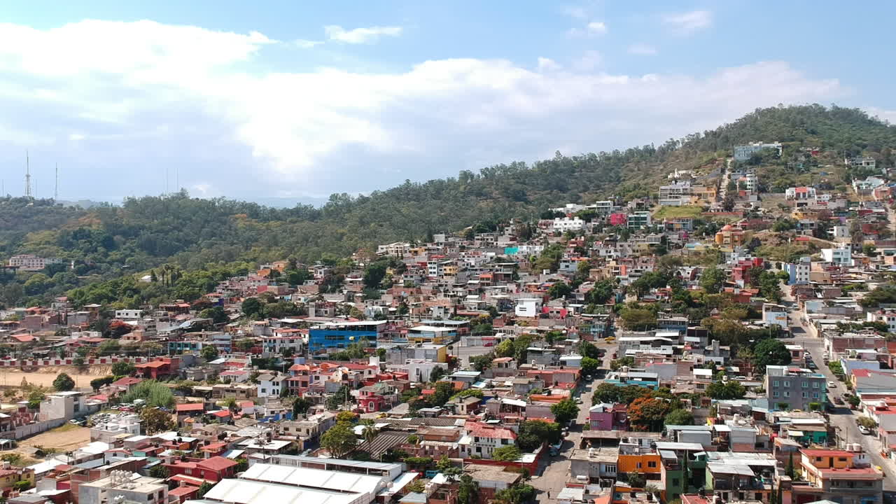 paisaje aéreo del típico barrio residencial en la ciudad de oaxaca, méxico con casas coloridas tradicionales mexicanas
