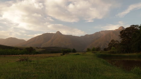 lapso de tiempo al atardecer sobre las montañas langeberg cerca de swellendam, sudáfrica
