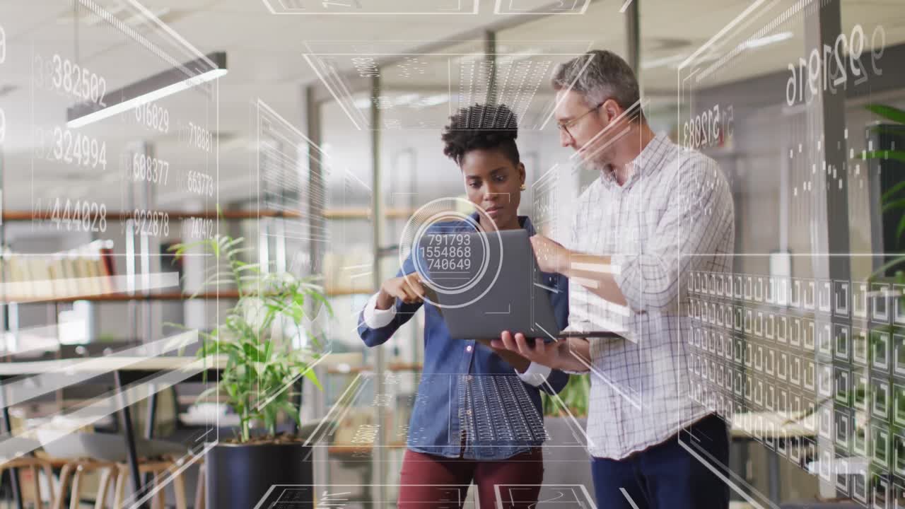 animación del procesamiento de datos financieros sobre diversas personas de negocios