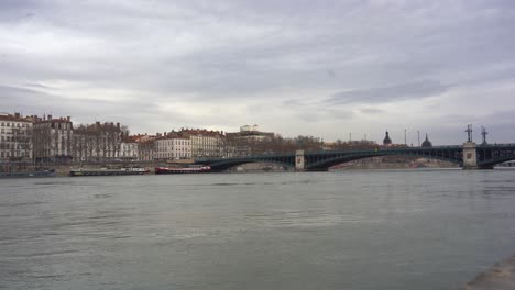 El-Río-Ródano-Fluye-A-Través-De-Los-Edificios-Clásicos-De-Lyon,-Conectados-Por-Puentes-De-Hierro,-Y-Ofrece-Una-Hermosa-Vista-Panorámica-De-Francia.