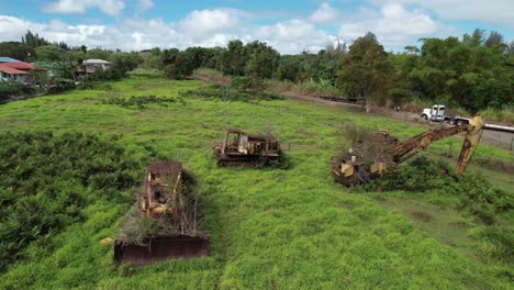 la vegetación se encuentra con la maquinaria granja de hawaii
