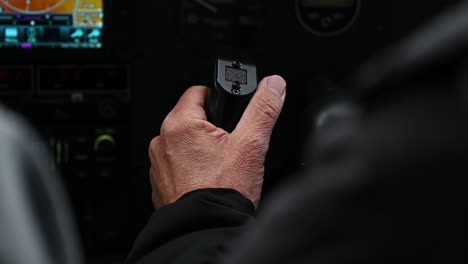 primer plano de un piloto mayor que vuela un cessna 182 a través de turbulencias, de mano