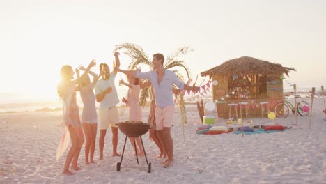 Freunde-Genießen-Einen-Grillabend-Am-Strand