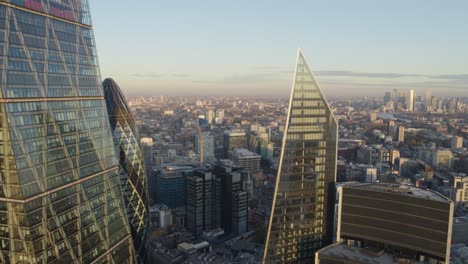 Toma-Aérea-De-Establecimiento-De-Londres-Con-Canary-Wharf-En-La-Distancia