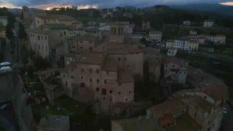 Anghiari-En-La-Provincia-De-Arezzo-Al-Atardecer:-Elegancia-Aérea-En-Toscana,-Italia