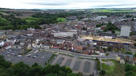 aerial de la ciudad de bishop auckland con el mercado y la estación de autobuses a la vista - condado de durham, reino unido