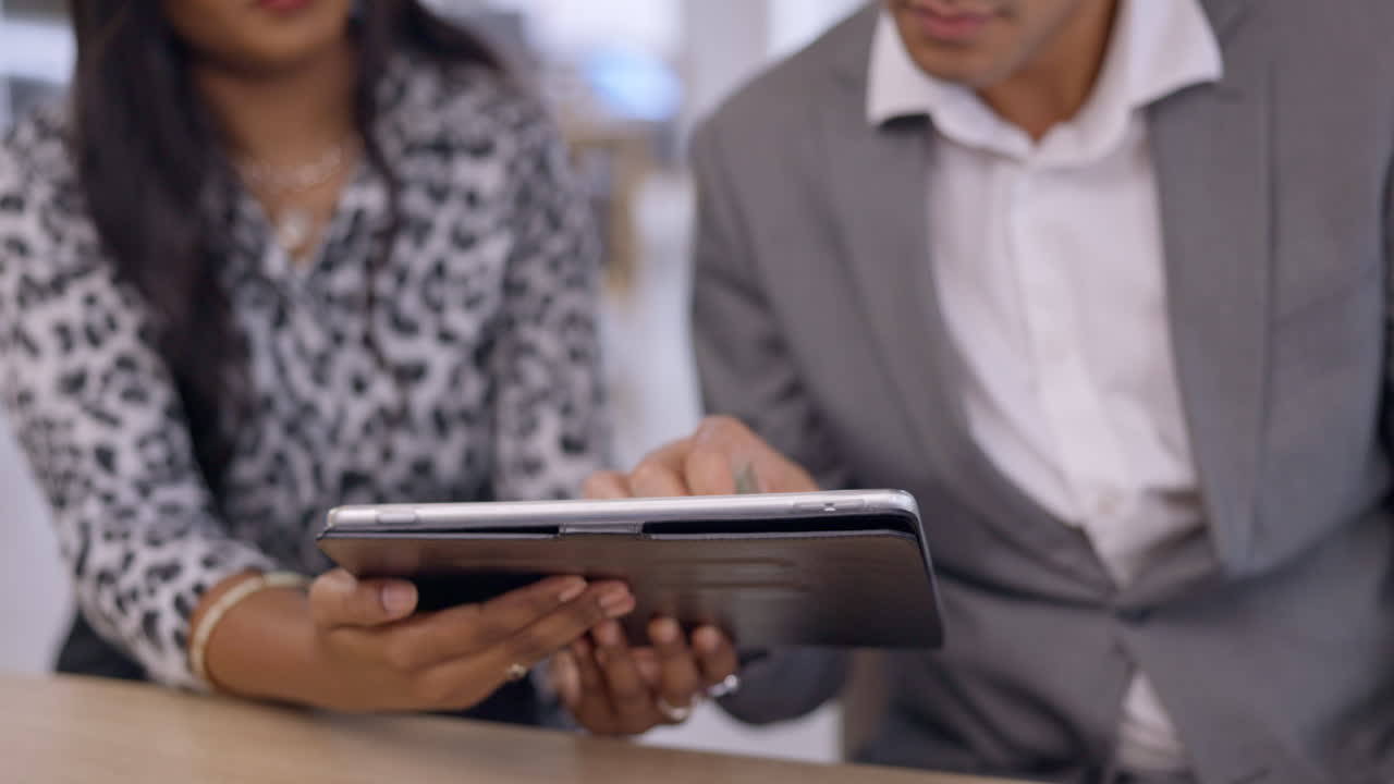 tableta, gente de negocios y discusión