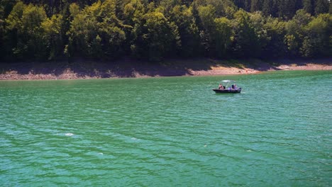 Pequeño-Barco-De-Recreo-Que-Regresa-A-La-Casa-De-Verano-En-El-Lago-Bicaz,-Rumania