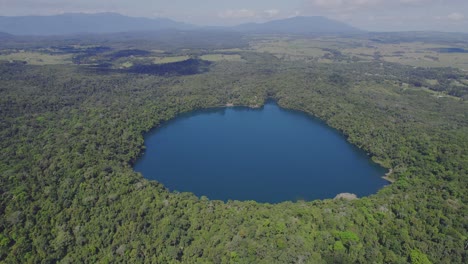 Lago-Escénico-Eacham-Con-Vegetación-Exuberante-En-La-Meseta-De-Atherton,-Queensland,-Australia---Toma-Aérea