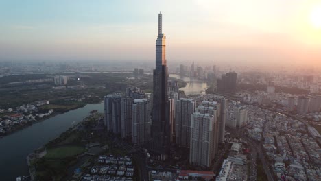 Wunderschöne-Sonnenreflexion-Auf-Dem-Wahrzeichen-81-Gebäude-Mit-Moderner-Skyline-In-Ho-Chi-Minh-Stadt-Vietnam