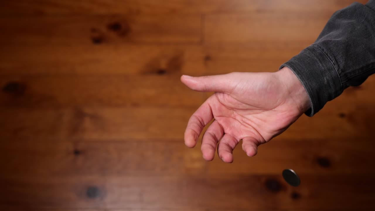 앞면이나 뒷면에 뒤집기 위해 동전을 던지고 캐치를 놓치는 것