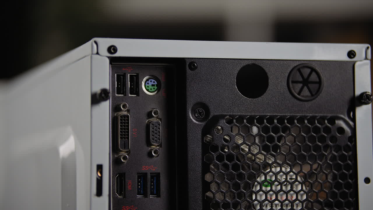 задняя часть старого игрового компьютера