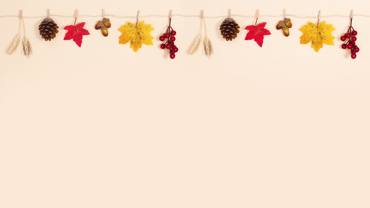 가을 액세서리 로프에 매달리고 움직입니다.