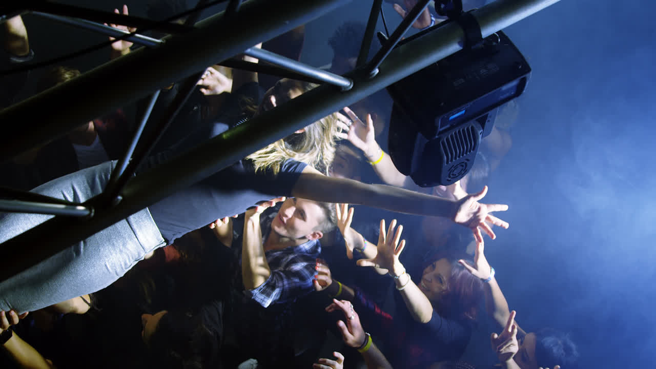 4k 콘서트에서 군중 서핑