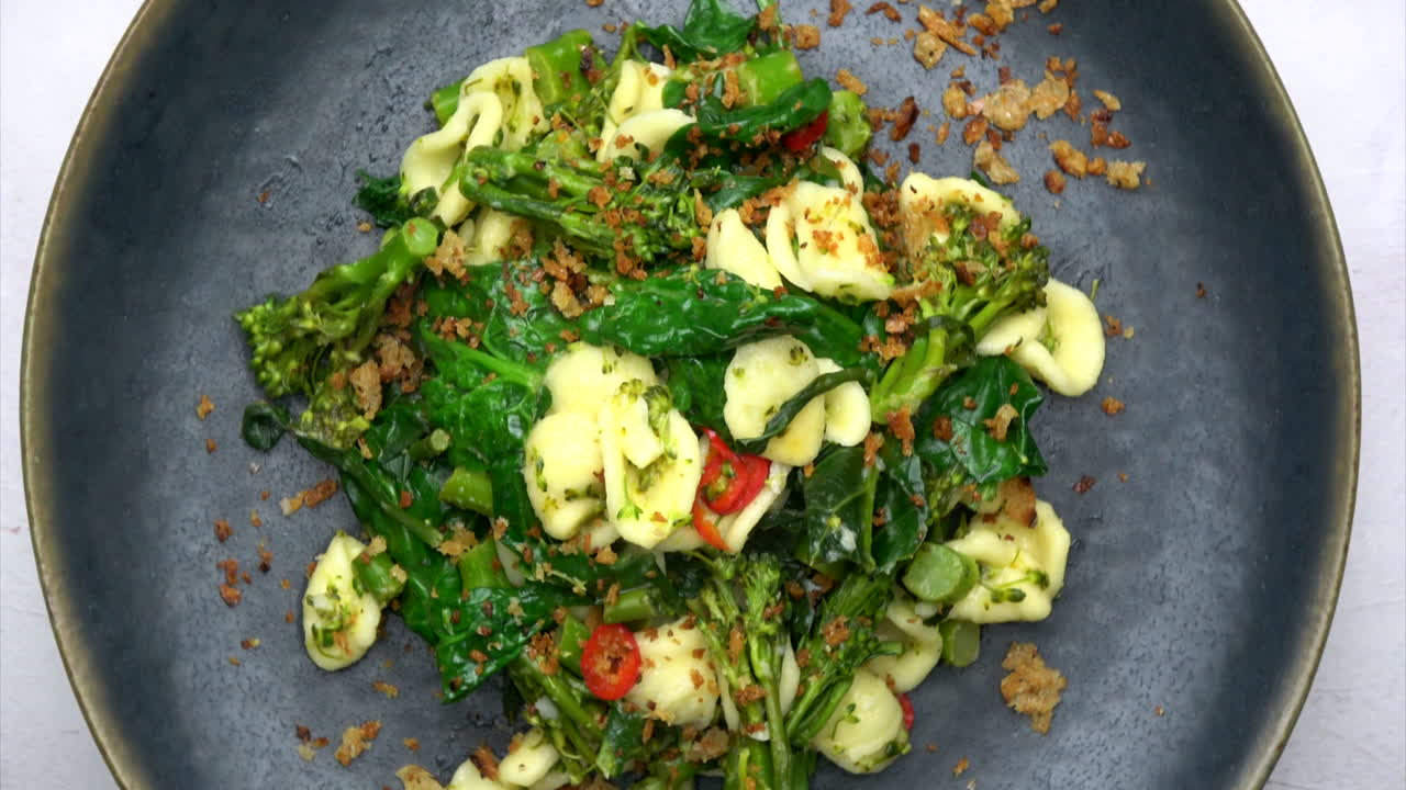 위에서 찍은 채식주의 파스타 요리