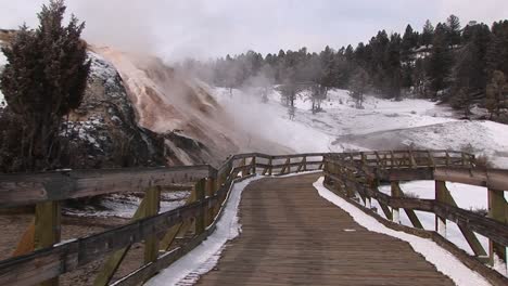 Una-Pasarela-Para-Turistas-Pasa-Por-Varias-Fuentes-Termales-En-El-Parque-Nacional-De-Yellowstone