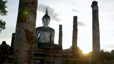 antiguo budismo de sukhothai en el parque histórico de sukhothai provincia de sukhothai, tailandia filmada con panasonic lumix gh5, panasonic 12-35 f2