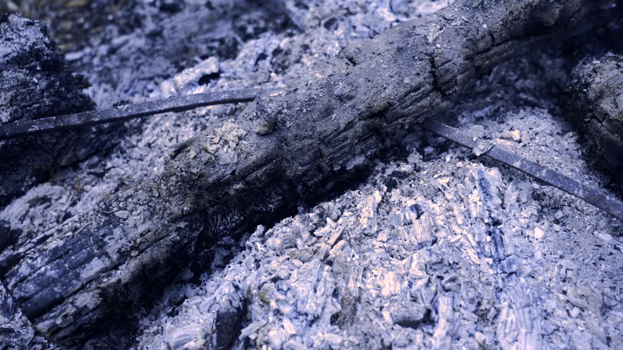 저녁 화재 후 로그를 보여주기 위해 천천히 기울어