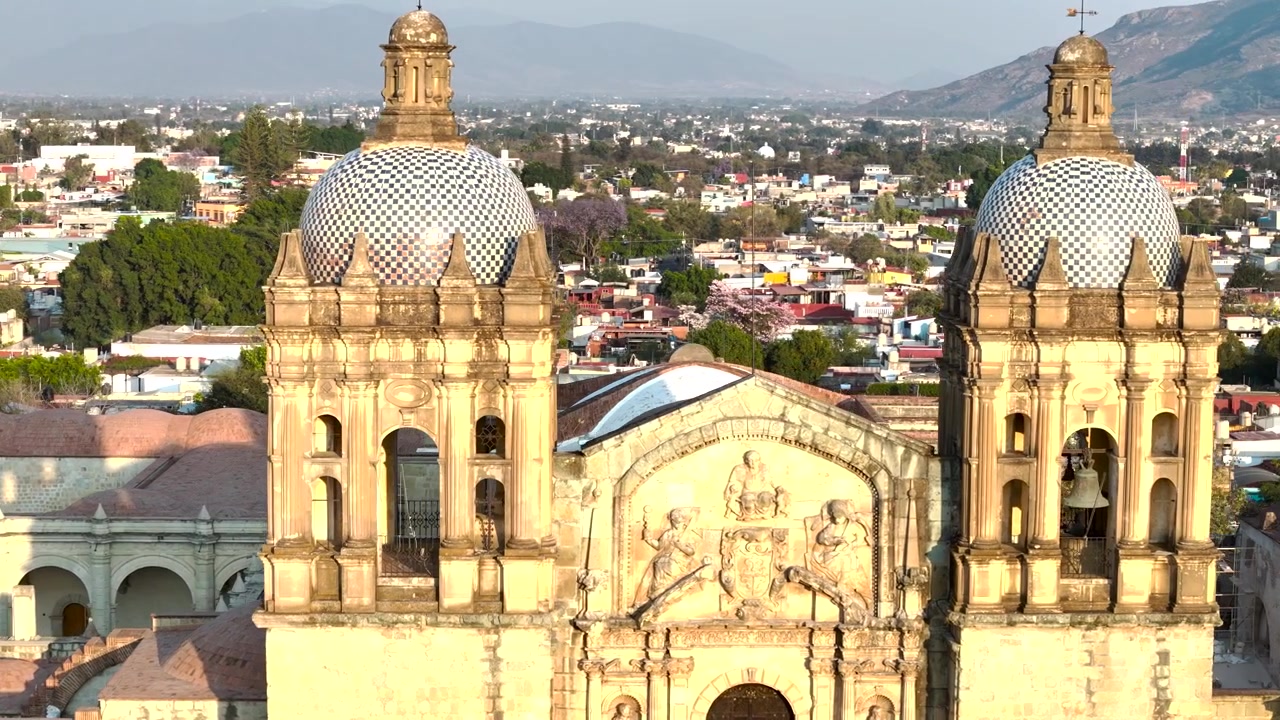 Ripresa aerea della chiesa di Santo Domingo a Oaxaca, Messico.