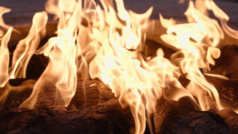 en cámara lenta, las llamas del pozo de fuego se transforman en olas de calor.