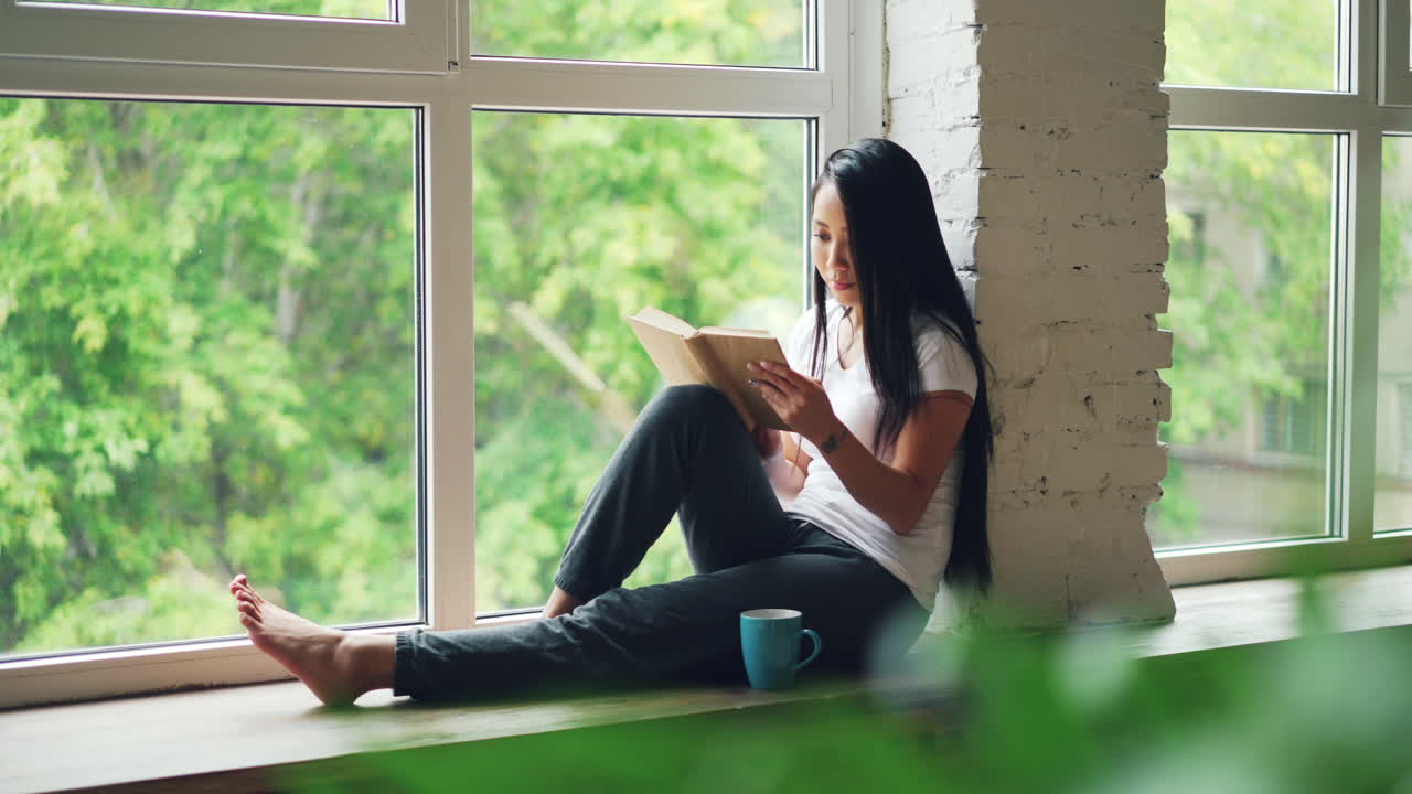 창문 에서 읽는 여자