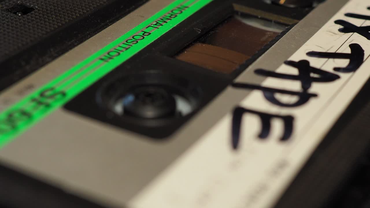 cinta de mezcla de casete de audio que se reproduce en reproductor de casete - grabadora