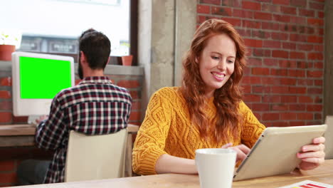 Mujer-De-Negocios-Casual-Usando-Tablet-Pc