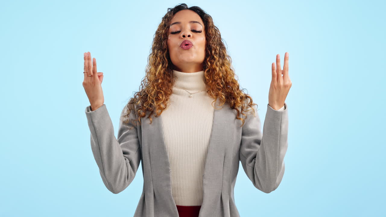 meditación, calma y mujer de negocios en el estudio