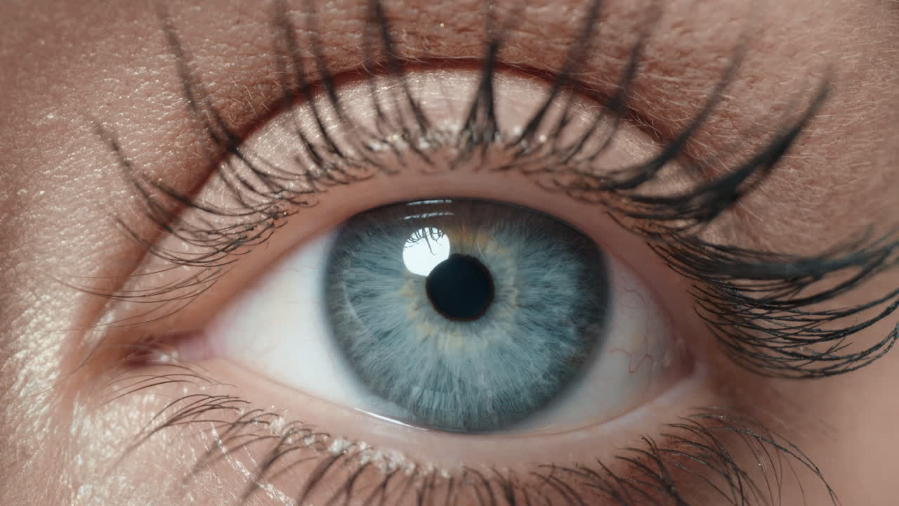 macro de cerca apertura del ojo humano iris hermoso ojo azul concepto de conciencia de la vista saludable