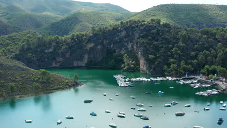 Vista-Aérea-Panorámica-Sobre-Las-Aguas-Del-Lago-De-Bolarque-Hacia-El-Puerto-Deportivo