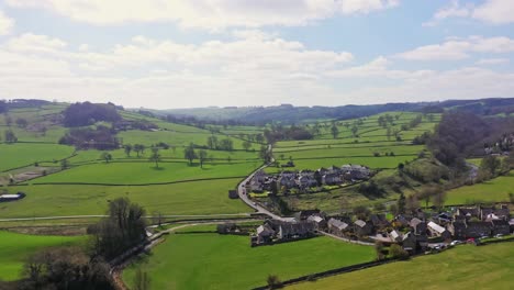 Vista-Panorámica-De-La-Campiña-Inglesa-Bakewell,-Drone-Del-Distrito-Pico-Se-Levanta